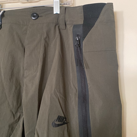 Nike menswear multi functional short pants. Lightweight, khaki and cool wear. - Picture 4 of 12